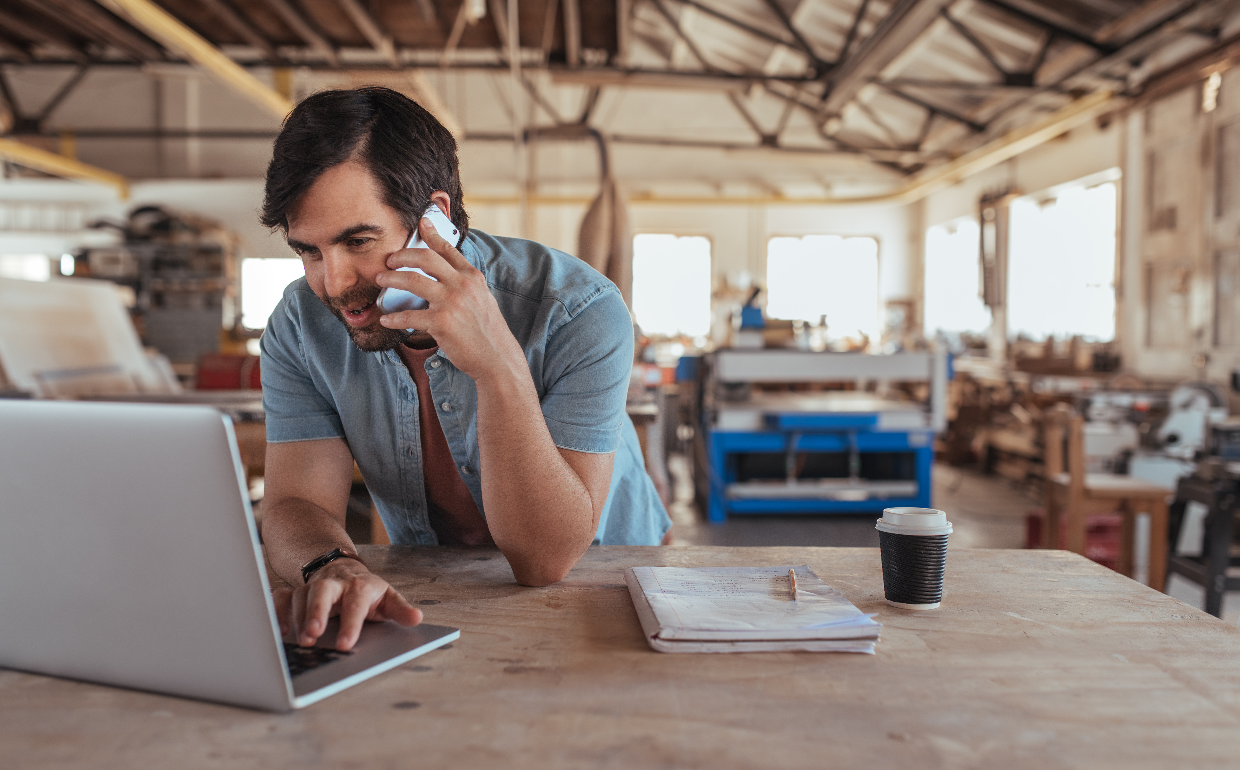Ejecutivo de negocios hablando por telefono con clientes